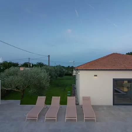 Amazing Ani With Pool & Whirpool Near The - Wiibuk *