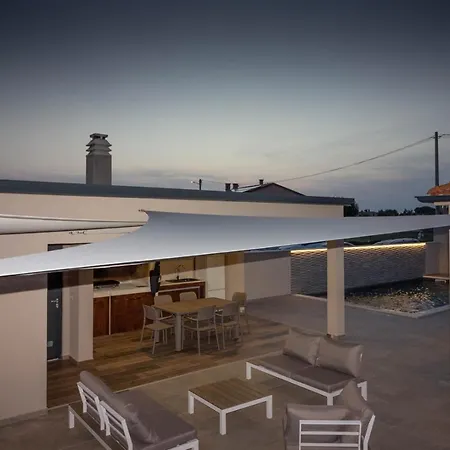 Amazing Ani With Pool & Whirpool Near The - Wiibuk Pula