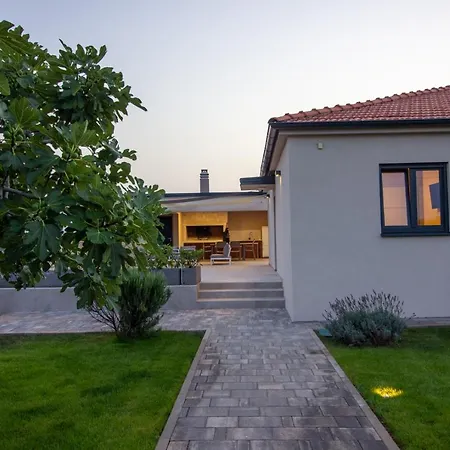 Villa Amazing Ani With Pool & Whirpool Near The - Wiibuk Pula